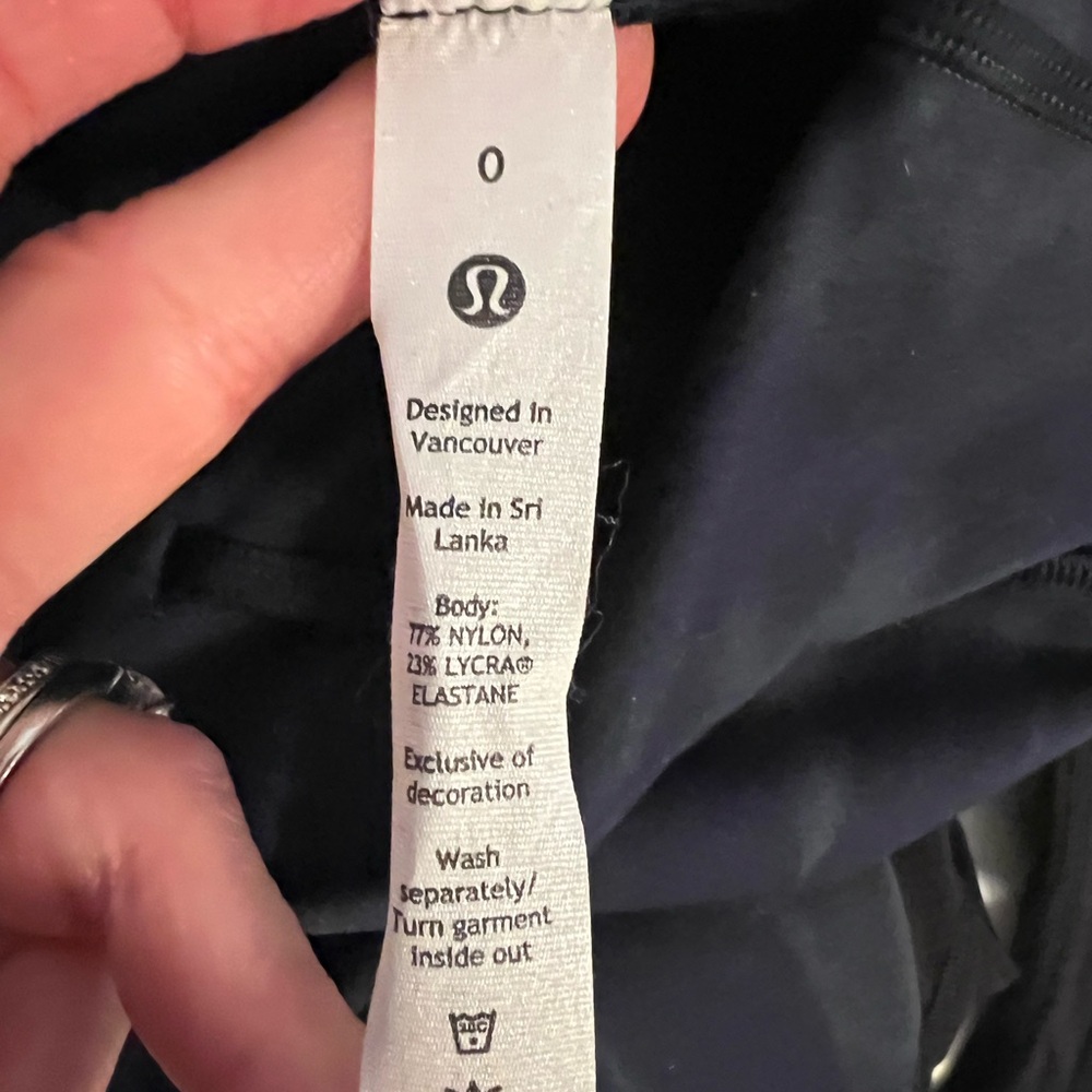 Lululemon dark blue leggings size 0. Like new, not sure that they were worn.